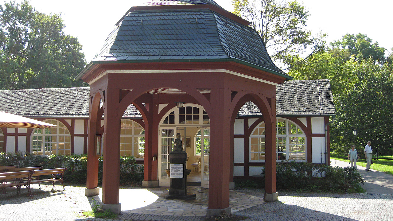 Gemauerter offener Pavillon im Park von Bad Salzhausen