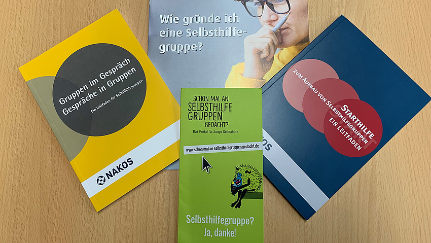 Zu sehen sind Informationsbroschüren rund um das Thema "Selbsthilfe".