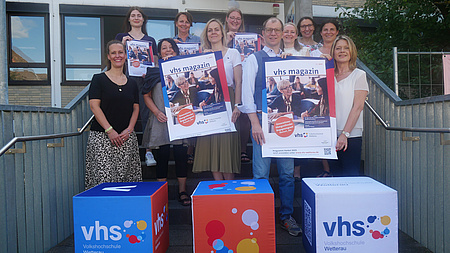 Eine Gruppe von Leuten hält Plakate hoch.