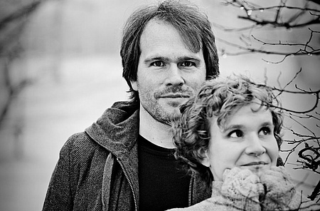 schwarz weiß Foto von einer Frau und einem Mann in der Natur