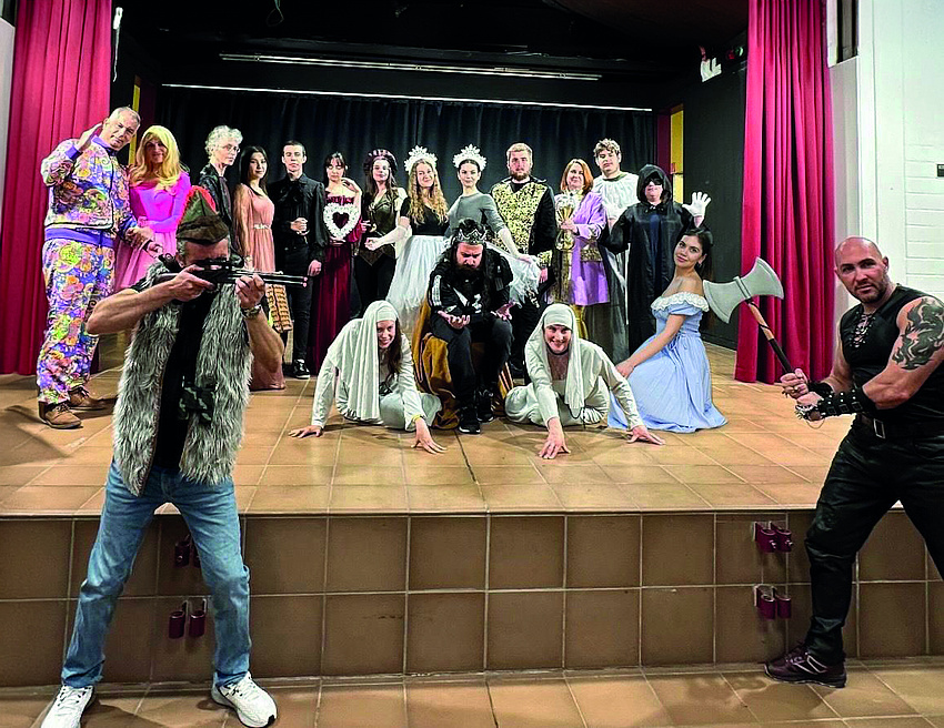 Theaterbühne mit Akteuren