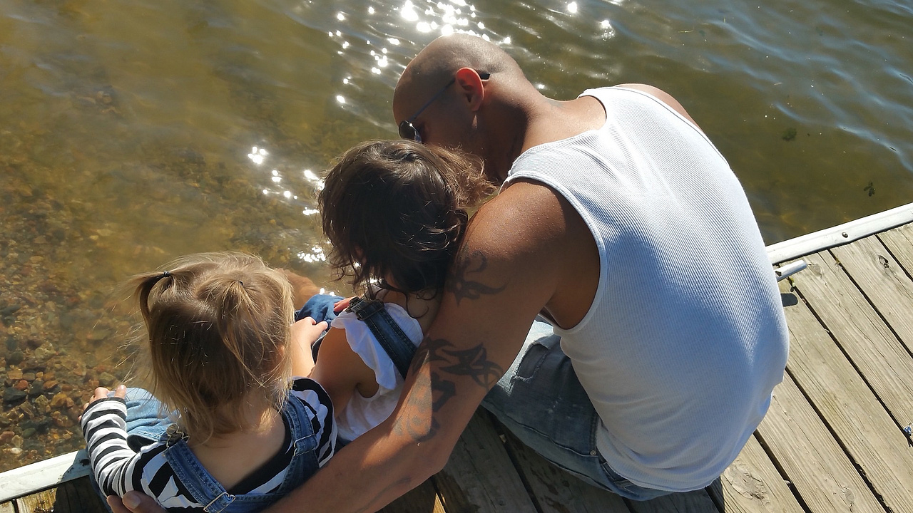 Vater und Kind am Wasser