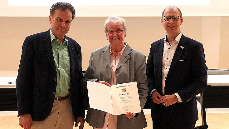 Foto von Ursula Strauch mit Landrat Weckler und Kreistagsvorsitzendem Häuser