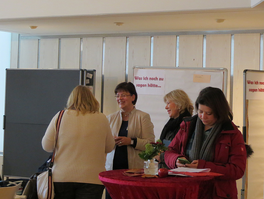 Juegndamtsleitung mit Netzwerkpartnerinnen im Gespräch