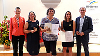 Gruppenfoto der Preisträgerinnen mit Landrat Weckler und Sozialdezernentin Götz.