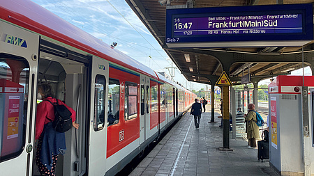 S-Bahn S6 am Bahnsteig des Friedberger Bahnhofs.