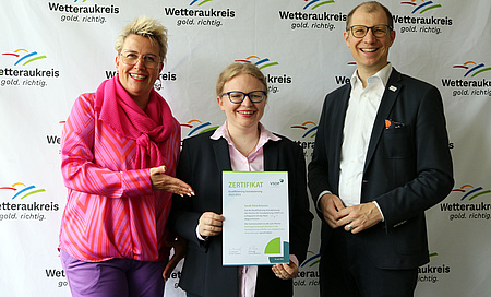 Sarah-Elisa Krasnov hält die Urkunde der Ausbildung in der Hand.