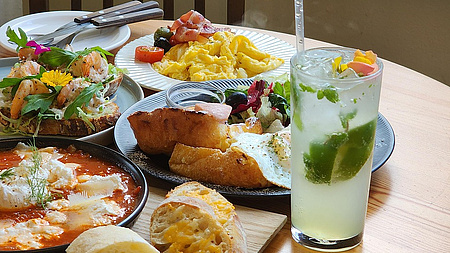 Ein gedeckter Frühstückstisch