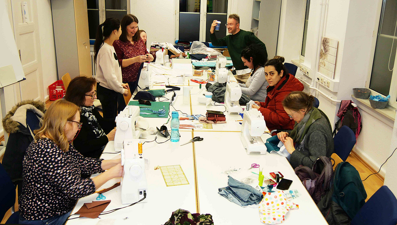 Gruppe von bastelenden Migranten