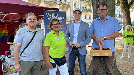 Vier Personen stehen auf vor einem Stand der Organisation Wildwasser auf der diesjährigen Selbtshilfe-MEILE in Bad Nauheim