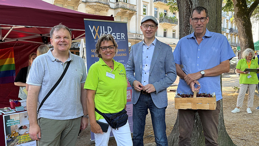 Vier Personen stehen auf vor einem Stand der Organisation Wildwasser auf der diesjährigen Selbtshilfe-MEILE in Bad Nauheim