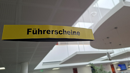 Auf einem Schild steht "Führerscheine".