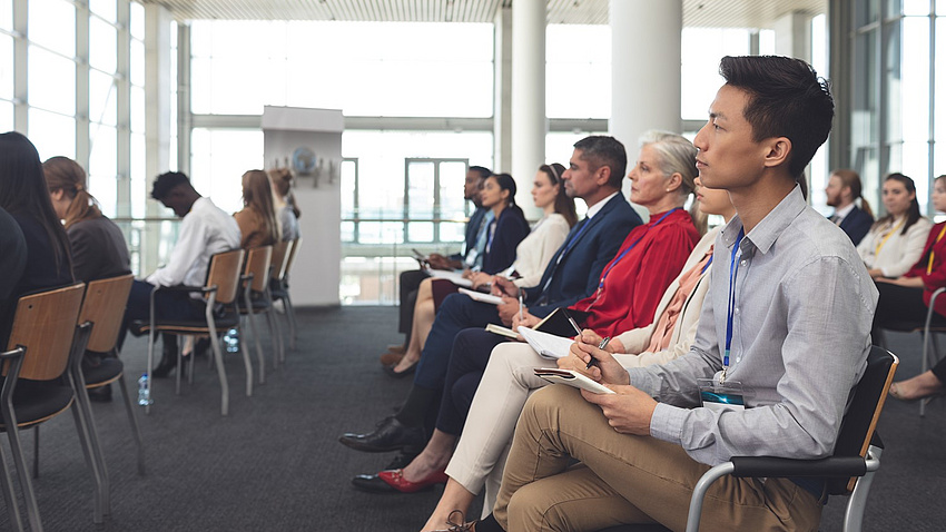 Saal mit Konferenzteilnehmern