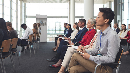 Saal mit Konferenzteilnehmern