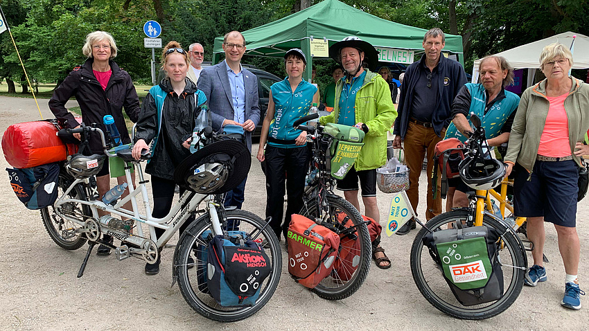 Landrat Jan Weckler und Prof. Merbs inmitten der Radfahrerinnen und Radfahrer