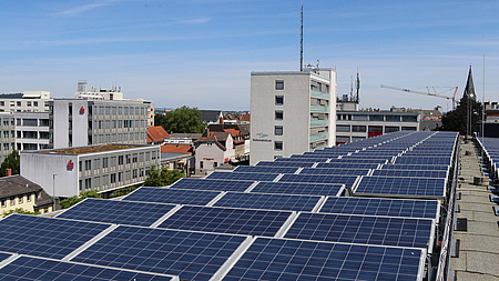 Eine Photovoltaikanlage auf einem Gebäudedach.