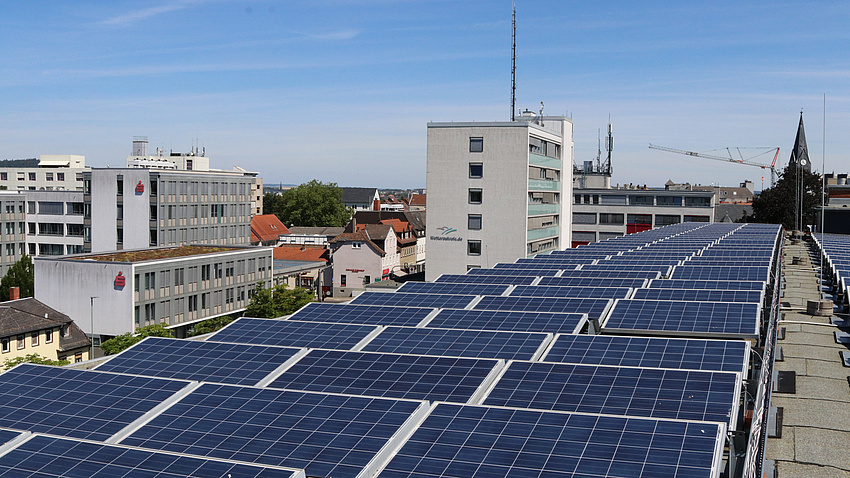 Eine Photovoltaikanlage auf einem Gebäudedach.