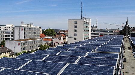 Eine Photovoltaikanlage auf einem Gebäudedach.