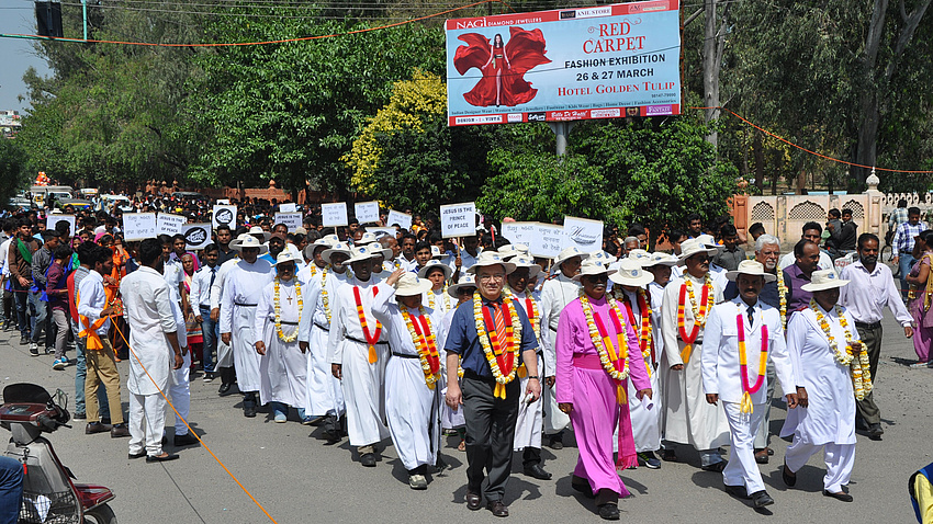 Indische Männer weiß gekleidet auf einem Straßenumzug