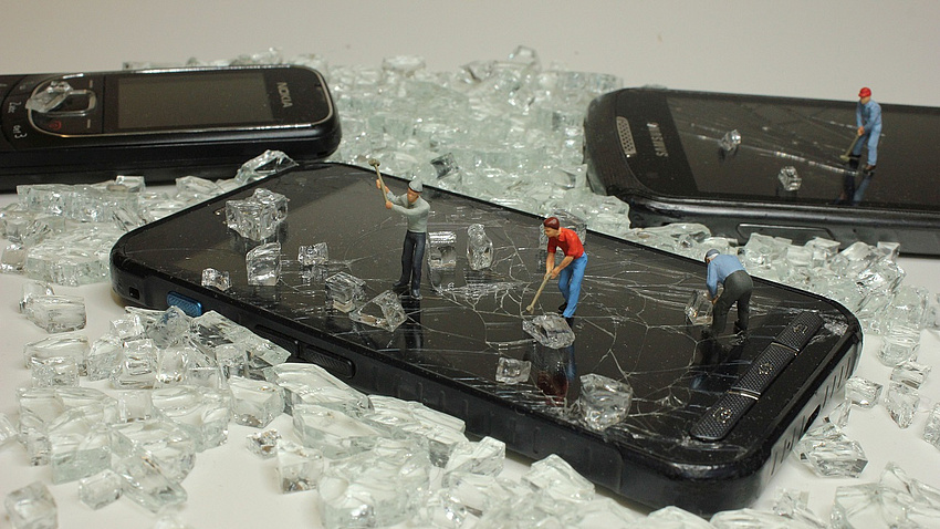 Nicht mehr gebrauchte Handys, Laptops, Brillen und Frauenperücken können an er Selbsthilfe-MEILE am 01.07.2023 in Bad Nauheim abgegeben werden. (Quelle: Wilfried Pohnke auf Pixabay) Defekte Handys