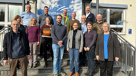 Kreisbeigeordneter Matthias Walther (hintere Reihe, rechts) mit Vertreterinnen und Vertretern der beteiligten Landkreise Main-Kinzig, Gießen und Wetterau sowie der Landschaftspflegeverbände