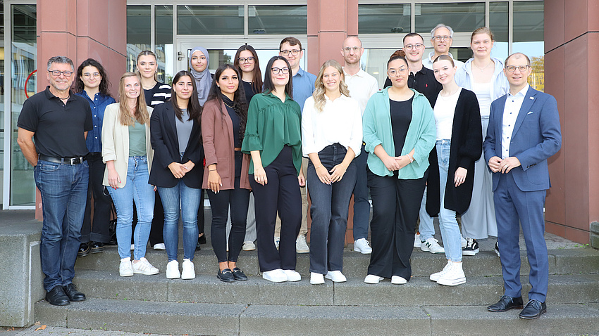 Eine weitere Gruppe junger Leute auf einer Treppe.