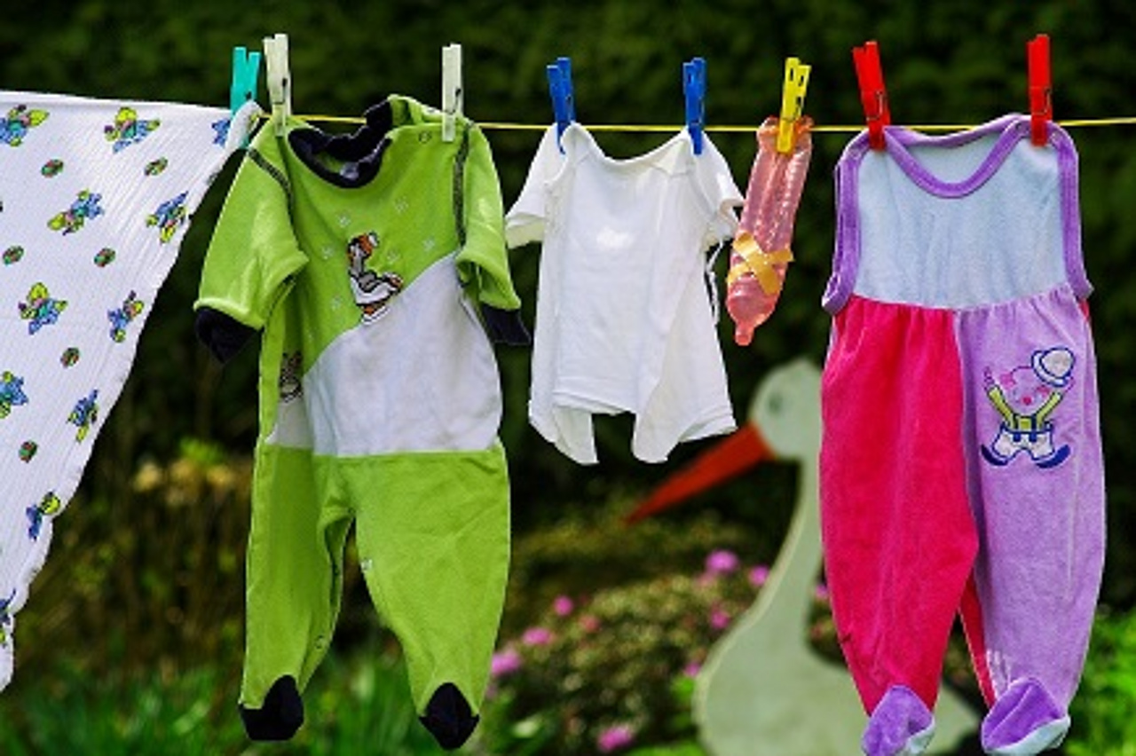 Babystrampler auf Wäscheleine