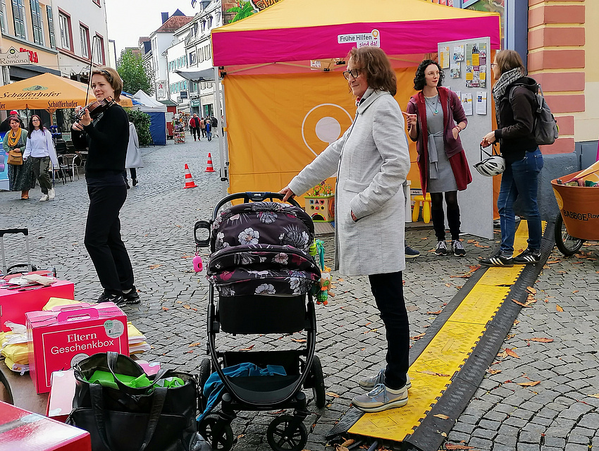 Familienhebamme schiebt Babywagen