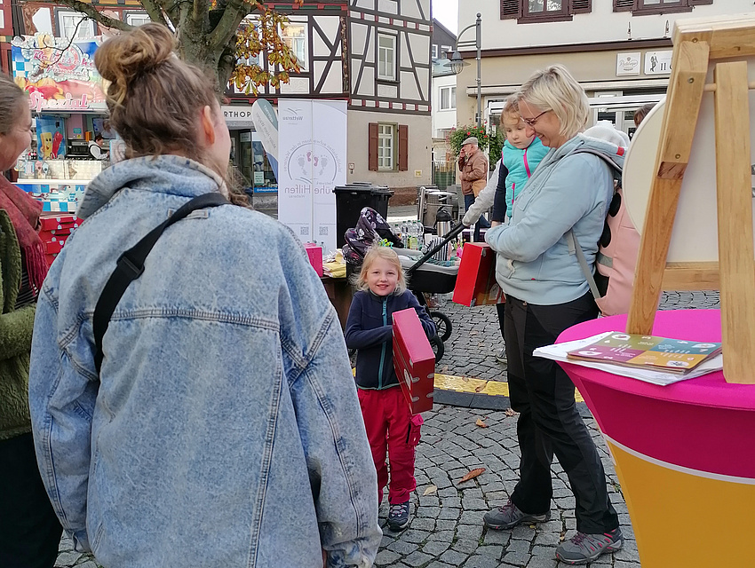 Mutter und Kind informieren sich am Stand