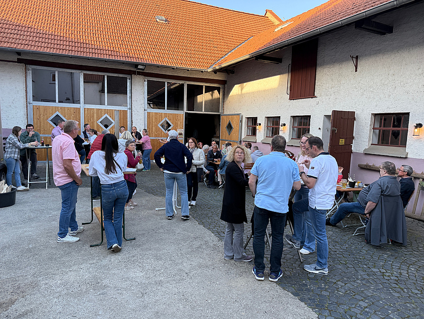die ersten Gäste in der Straußwirtschaft in einer alten Hofreite (Foto: Markus Breidenbach)