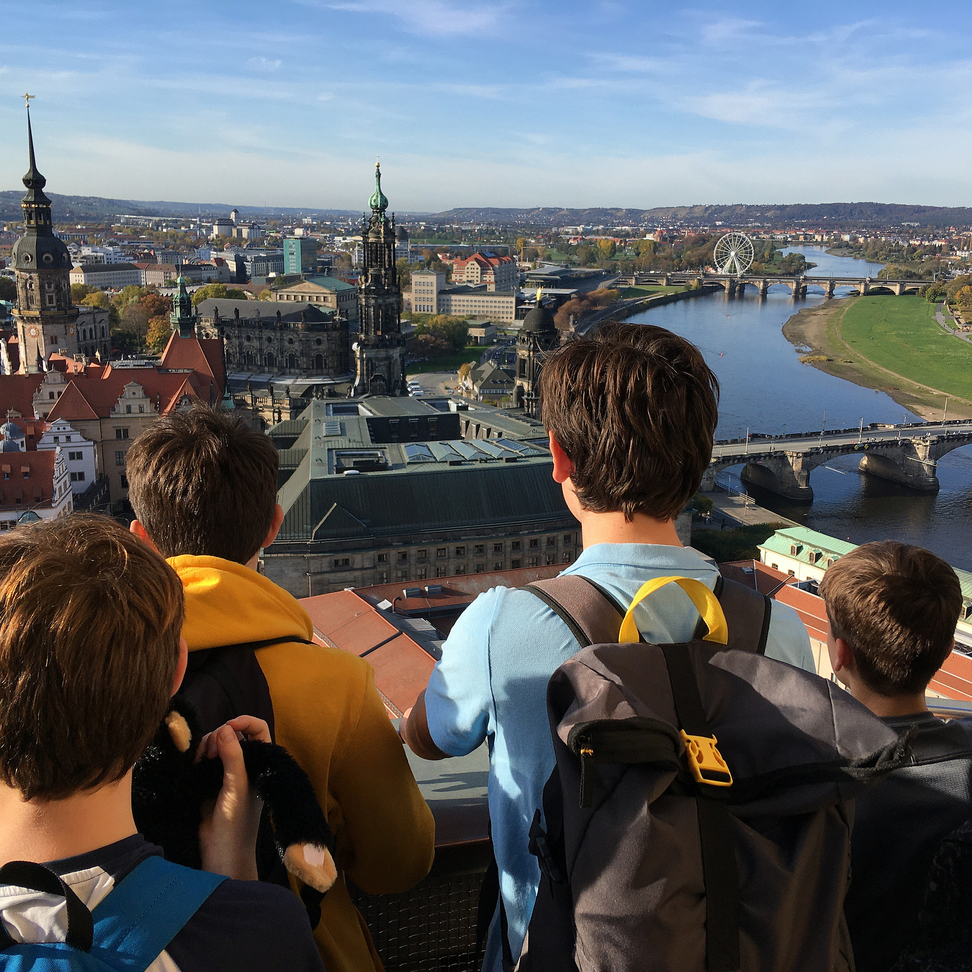 Vier Jungen auf der Aussichtsplattform der Frauenkirche in Dresden