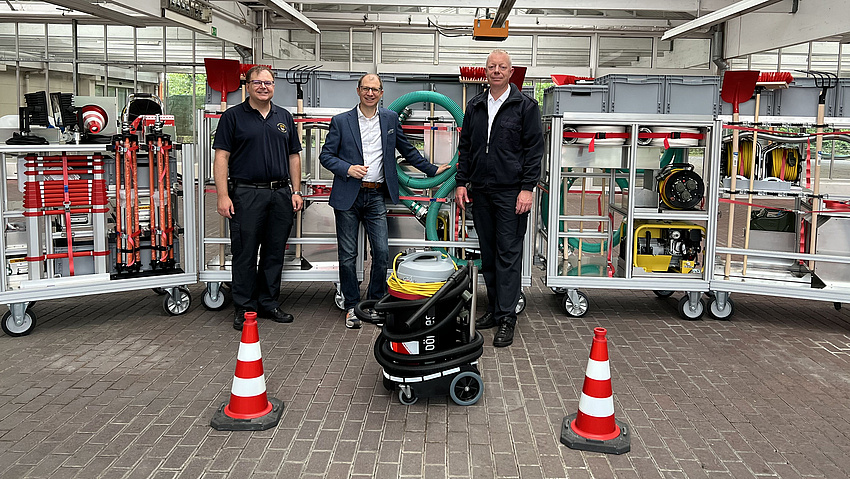 Die drei Männer vor dem Equipment.