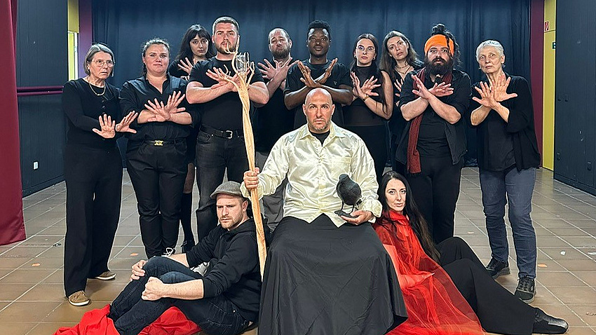 Theatergruppe, gekleidet in schwarz posiert für die Kamera