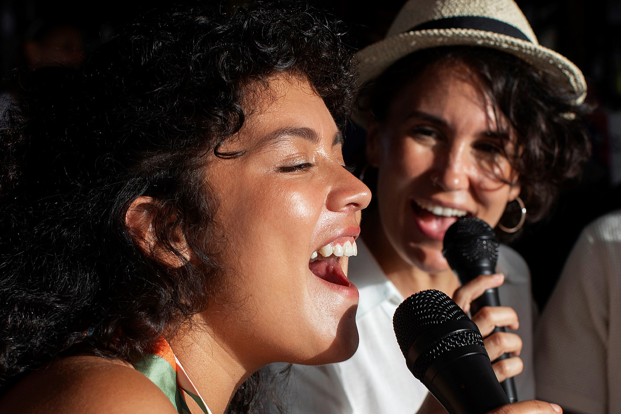 zwei Frauen singen mit Mikrophon