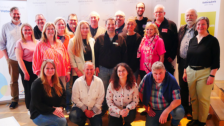 Eine Gruppe von Menschen posiert für die Kamera.