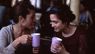 Zwei Frauen trinken Kaffee und unterhalten sich angeregt