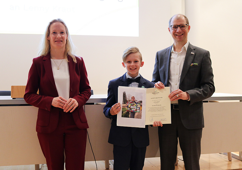 Landrat Jan Weckler, Erste Kreisbeigeordnete Birgit Weckler und Lenny Kraut lächeln in die Kamera.