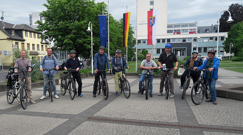 Personengruppe mit Fahrrädern.