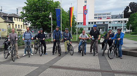 Mehrere Personen stehen mit ihren Farrädern in einem Halbkreis auf dem Europaplatz vor der Kreisverwaltung in Friedberg