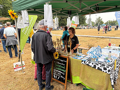 Stand des Fachdienstes Landwirtschaft auf der Bad Vilbeler Tierschau (v.l.: Susanne Lindenthal u. Silvia Bickel)