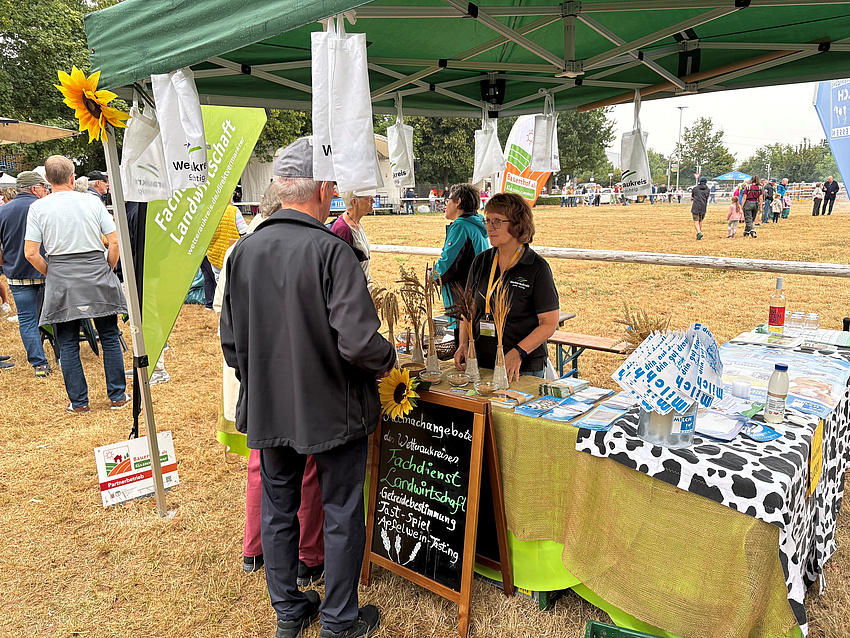 Stand des Fachdienstes Landwirtschaft auf der Bad Vilbeler Tierschau (v.l.: Susanne Lindenthal u. Silvia Bickel)