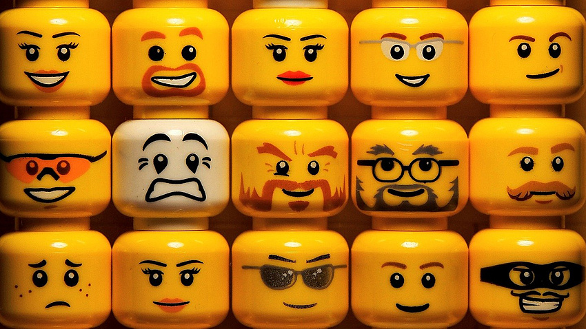 Playmobil-Köpfe mit verschiedenen Gesichtern.