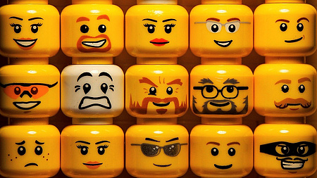 Playmobil-Köpfe mit verschiedenen Gesichtern.