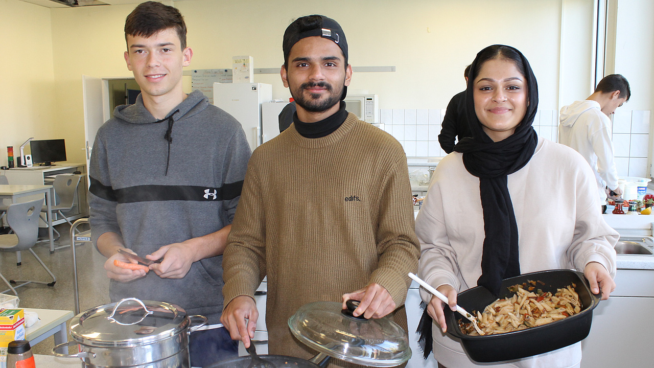 Jugendliche kochen gemeinsam Gerichte aus aller Welt