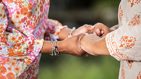 Symbolbild: Zwei Frauen, die sich die Hand reichen.