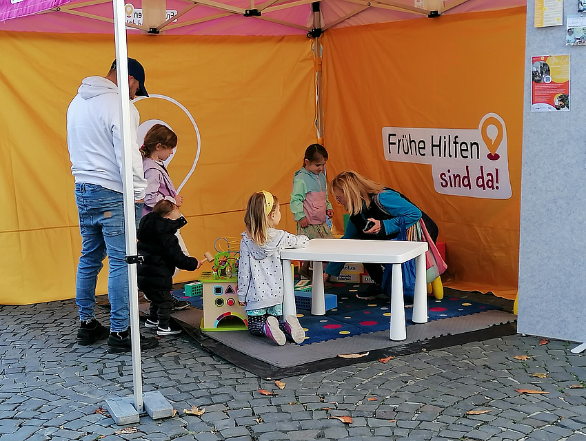 Kinder spielen im Pavillon