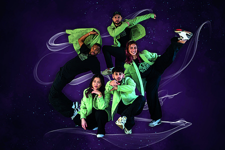 Gestelltes Foto von fünf Rappern