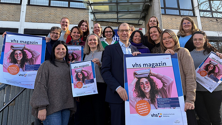 Gemeinsam mit dem Team der vhs wetterau präsentiert Landrat Jan Weckler das Frühjahrsmagazin 2026.