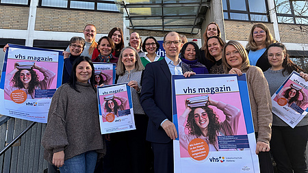 Gemeinsam mit dem Team der vhs wetterau präsentiert Landrat Jan Weckler das Frühjahrsmagazin 2026.