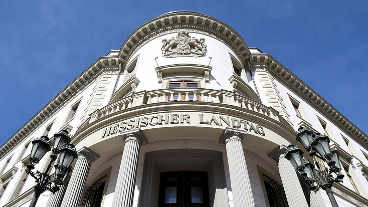 Die Außenfassade des Hessischen Landtags.